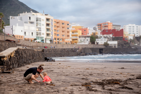 Vander met aanvullend geboorteverlof op strand met kind