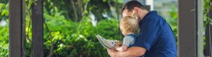Vader met partnerverlof leest zijn kind voor